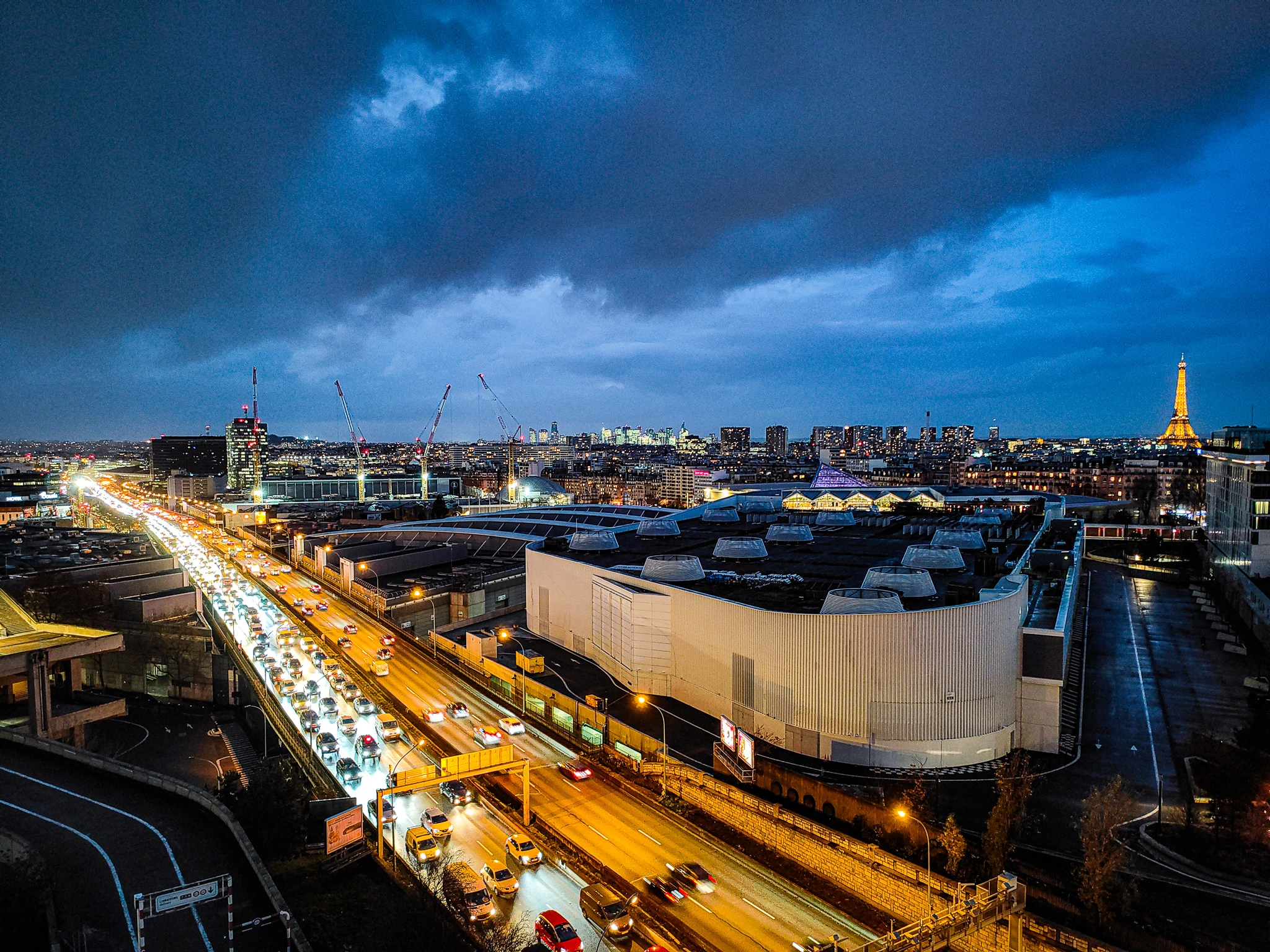 Intervention de cordistes MS Access pour la tour eiffel en arrière plan chez ADP ENSEIGNES à Roissy-en-France (bâtiment) – 1